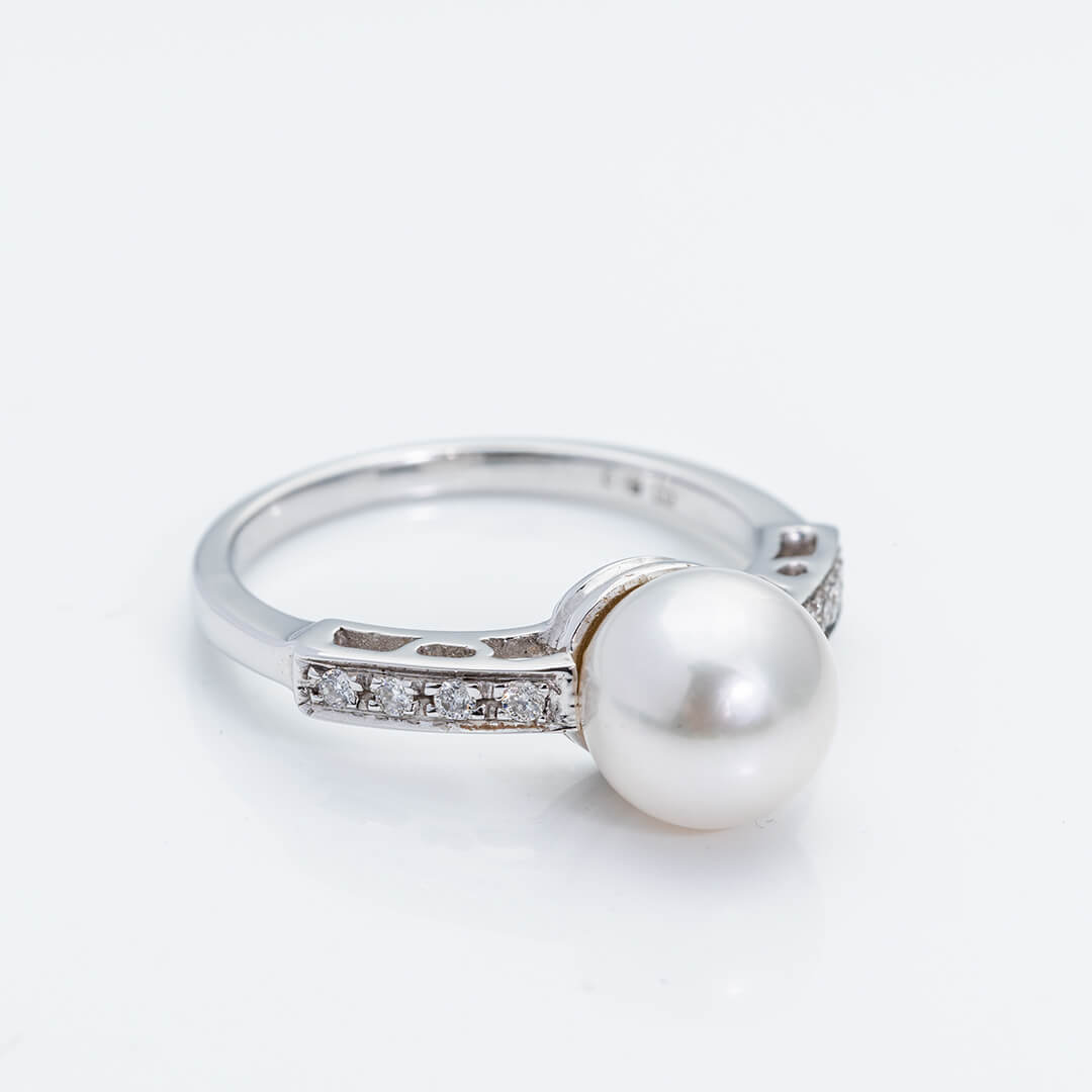 Round white pearl and brilliant diamond