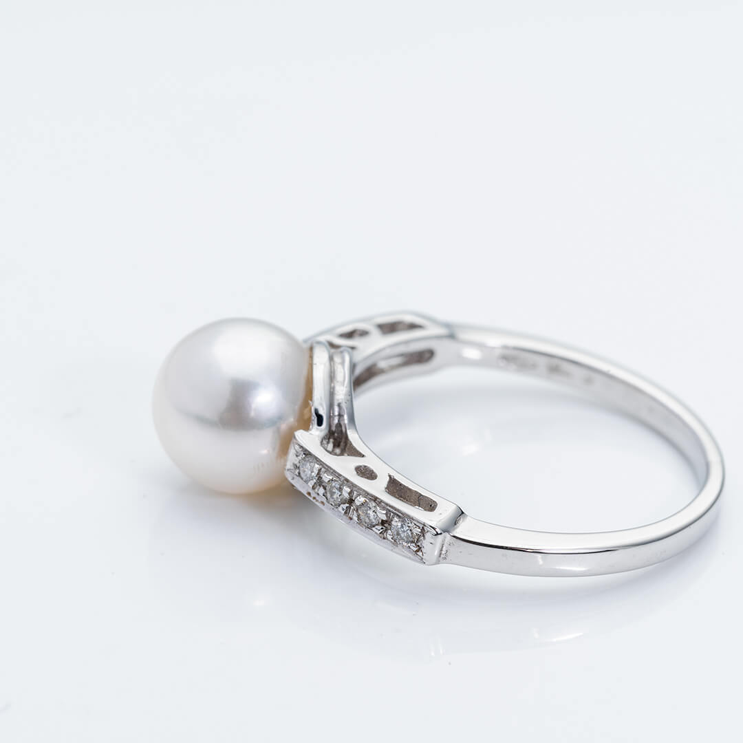 Round white pearl and brilliant diamond